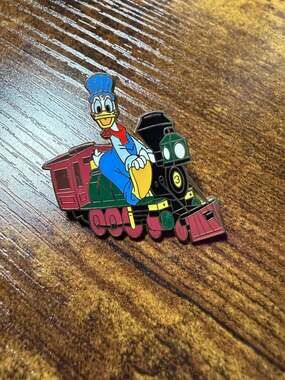 Walt Disney World Donald Duck Roger E. Broggie Locomotive #3 Pin 2008